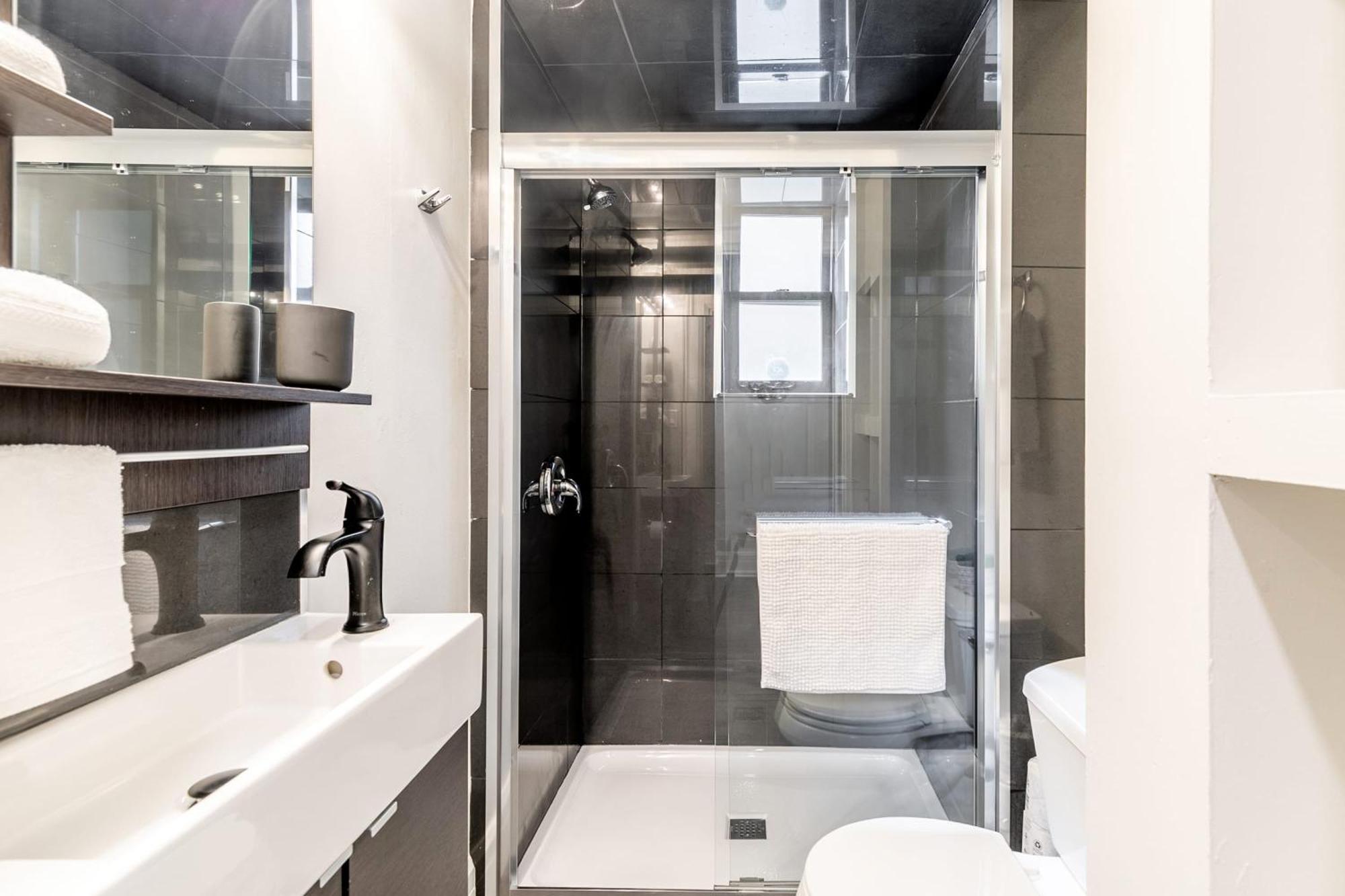 Apartment Modern In A Trendy Neighbourhood Hamilton