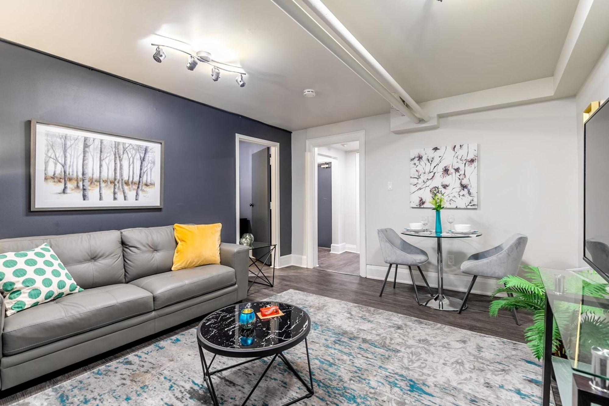 Modern In A Trendy Neighbourhood Apartment *