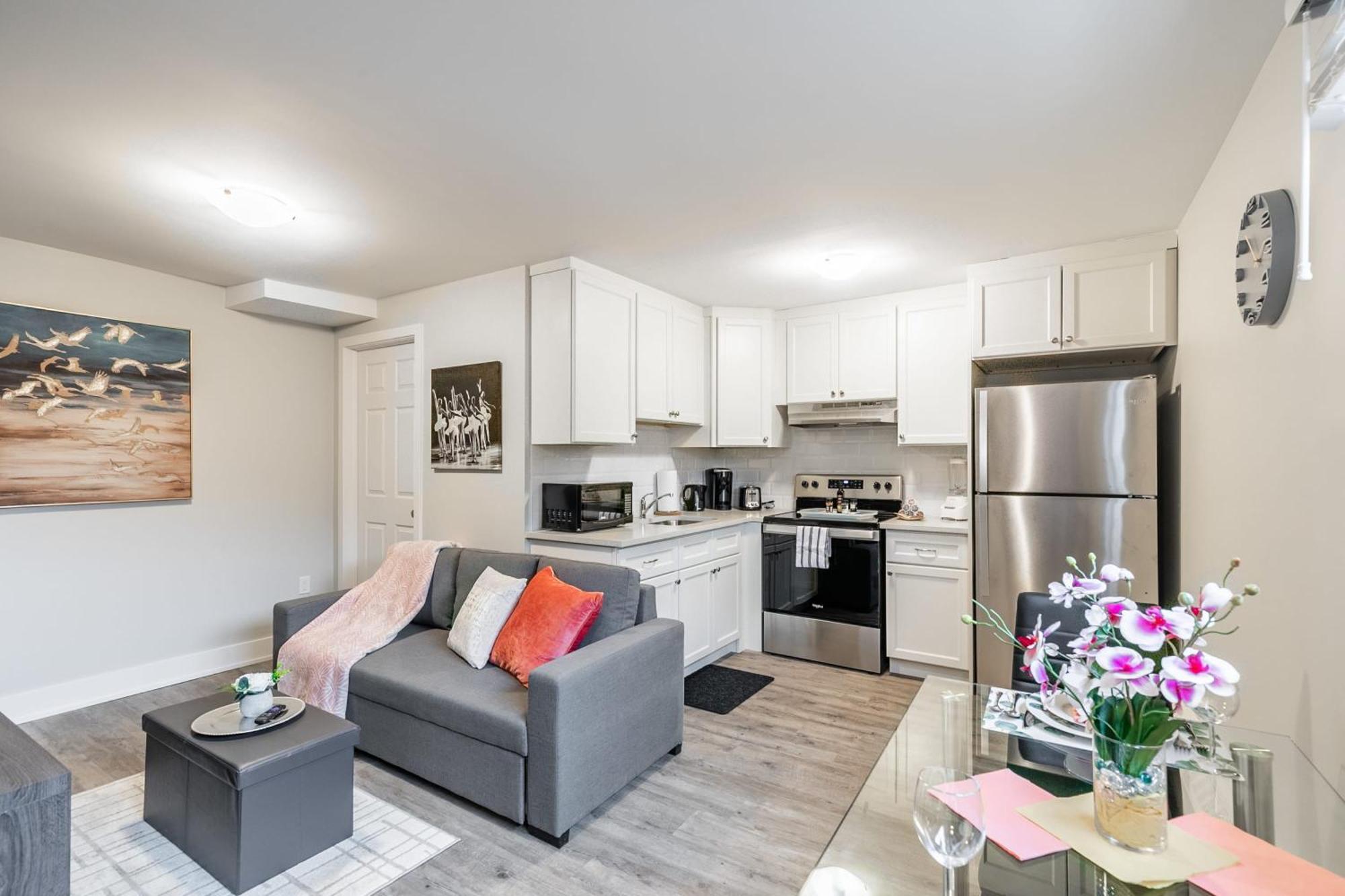 Apartment 1br Basement - Street