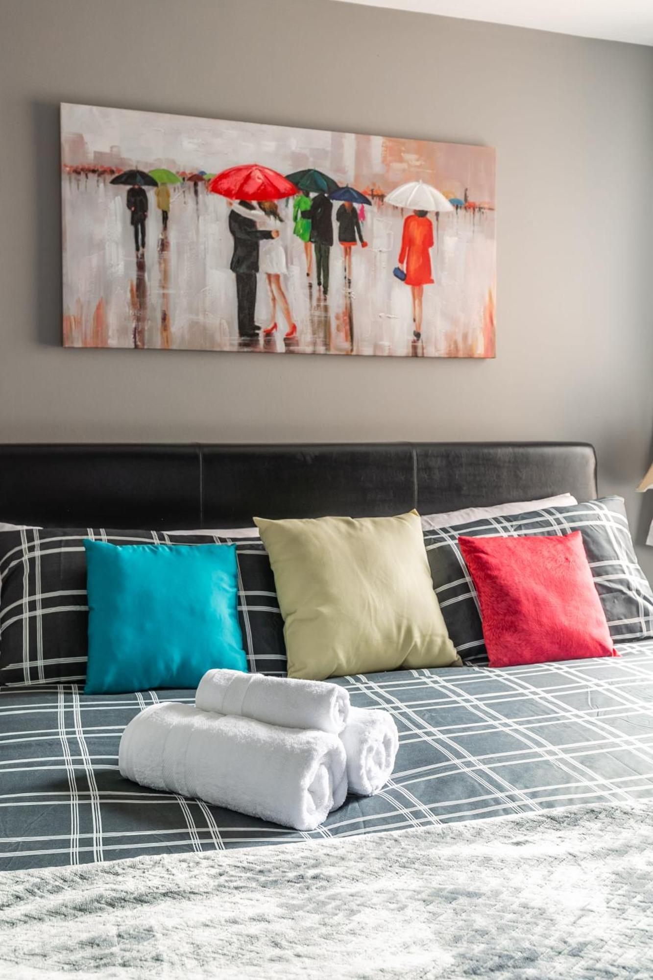 Glenview West With Patio - Near Downtown Hamilton