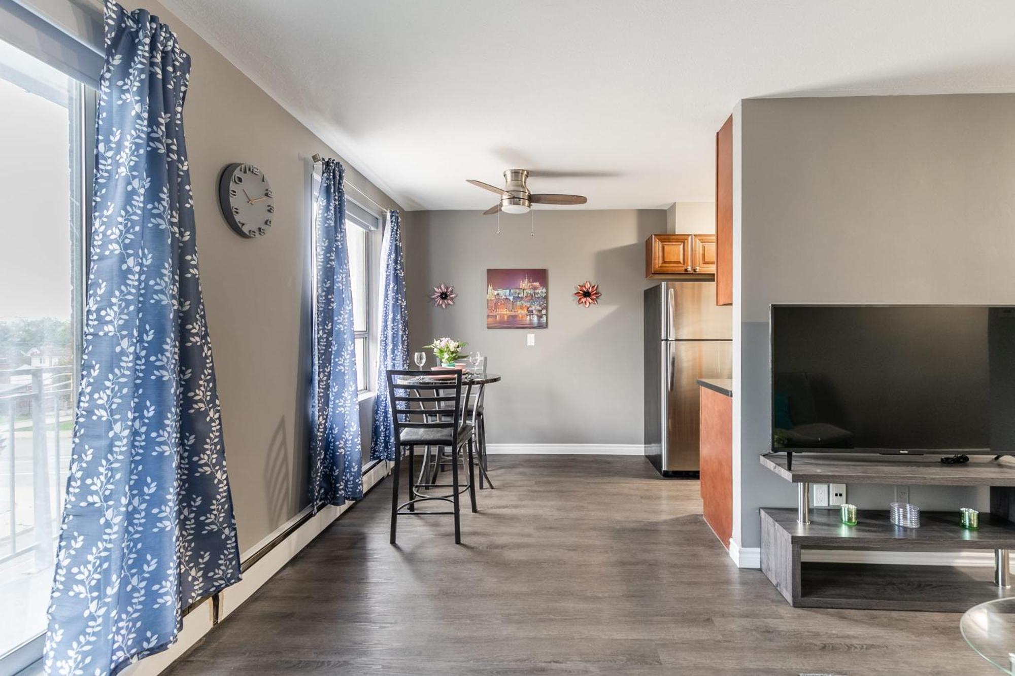 Glenview West With Patio - Near Downtown Apartment