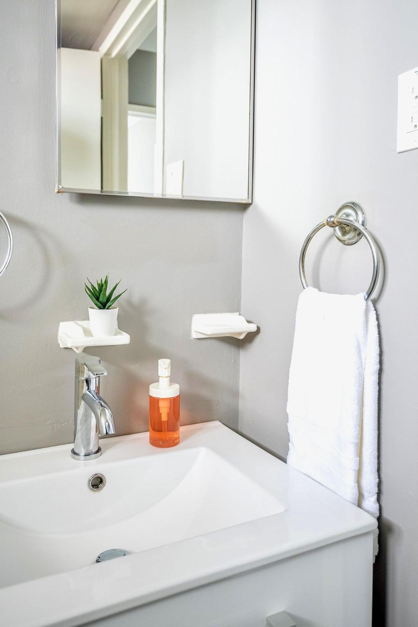 Apartment 2bedroom Unit- Near Dt Hamilton