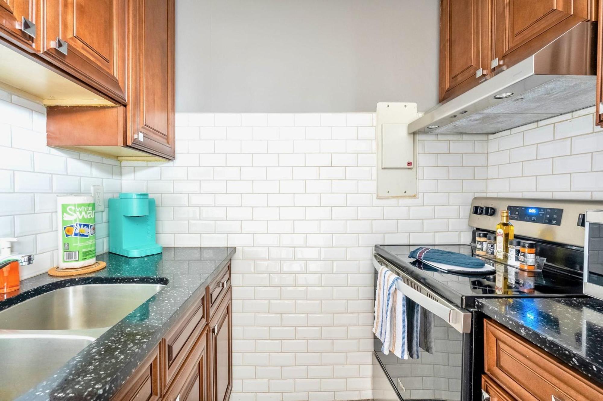 2bedroom Unit- Near Dt Apartment *