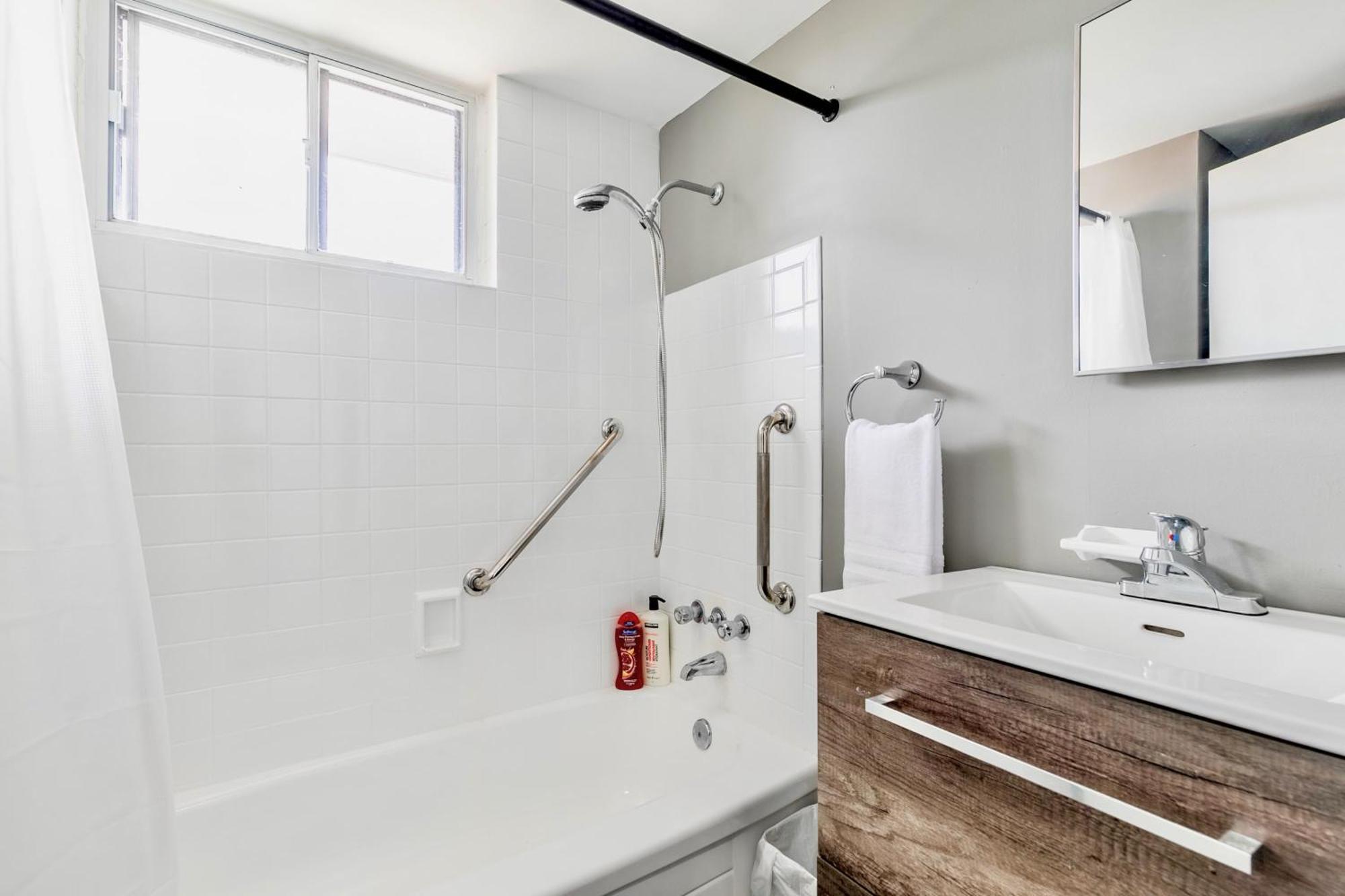 Modern 2br - King Bed - Prime Location Apartment *