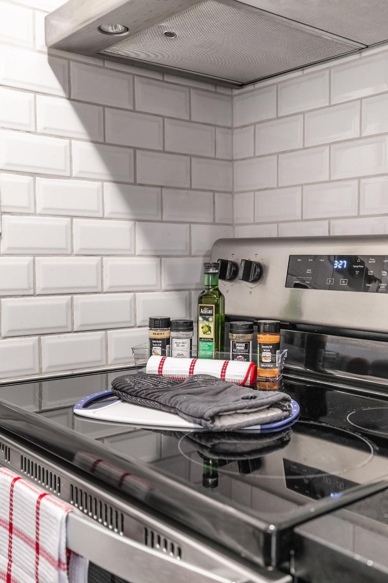 2br - Near Downtown - Sleeps 6 *