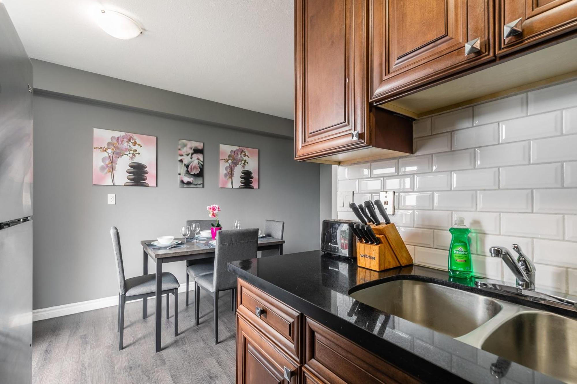 2br - Near Downtown - Sleeps 6 *