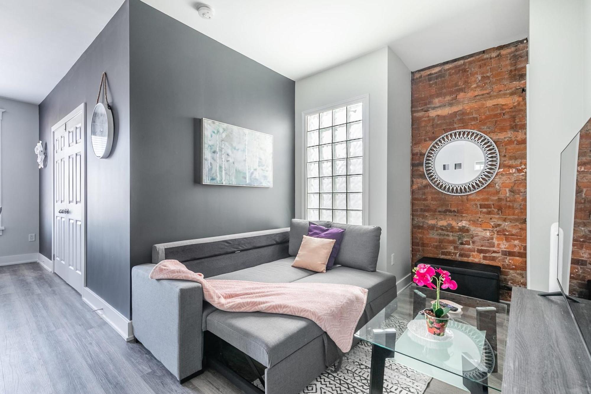 1br In Hamilton's Neighbourhood Apartment *