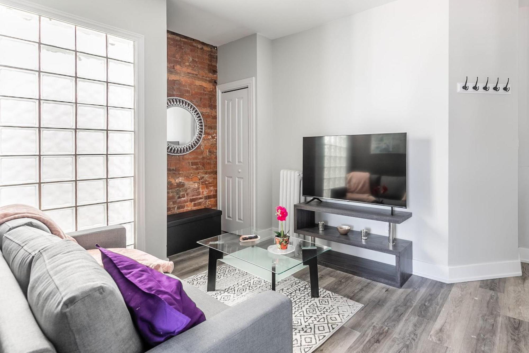 Apartment 1br In Hamilton's Neighbourhood