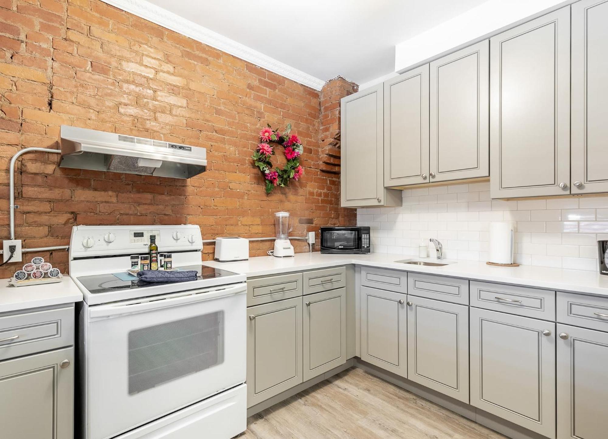 2br King - Netflix Included Apartment *