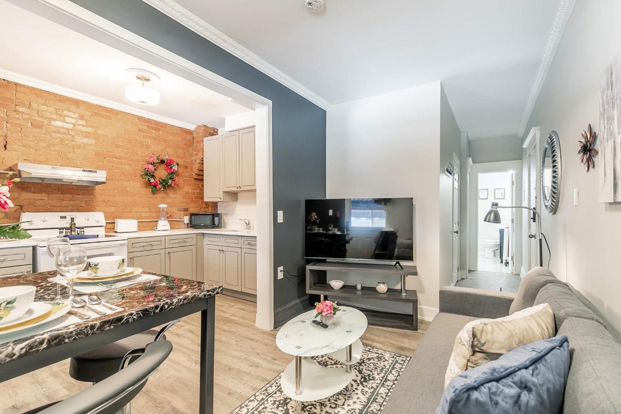 2br King - Netflix Included Apartment Hamilton