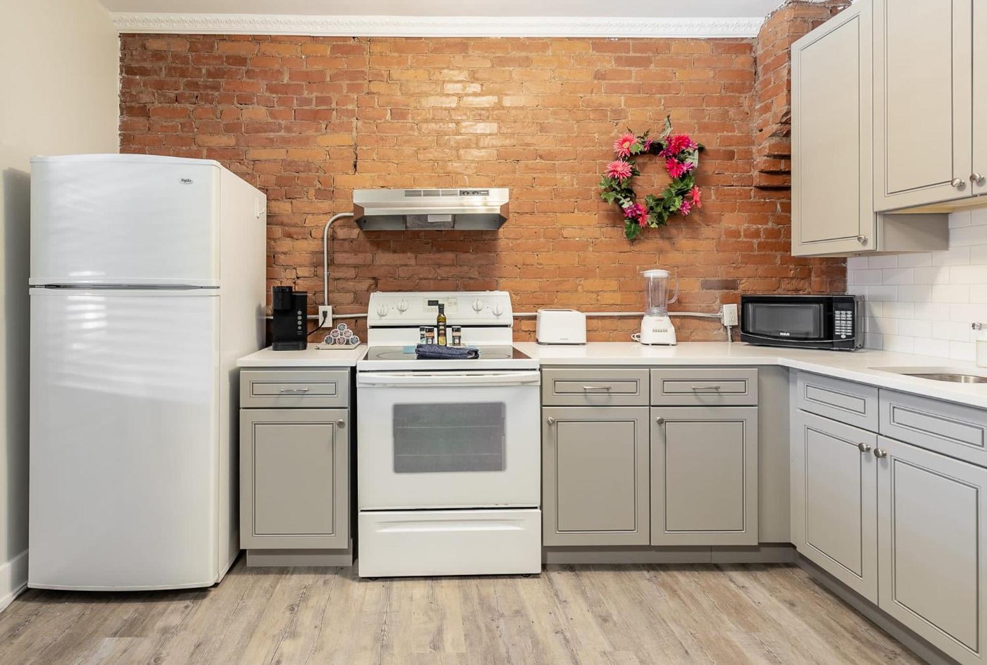 2 Bedroom Near Downtown - King Bed Netflix Apartment *