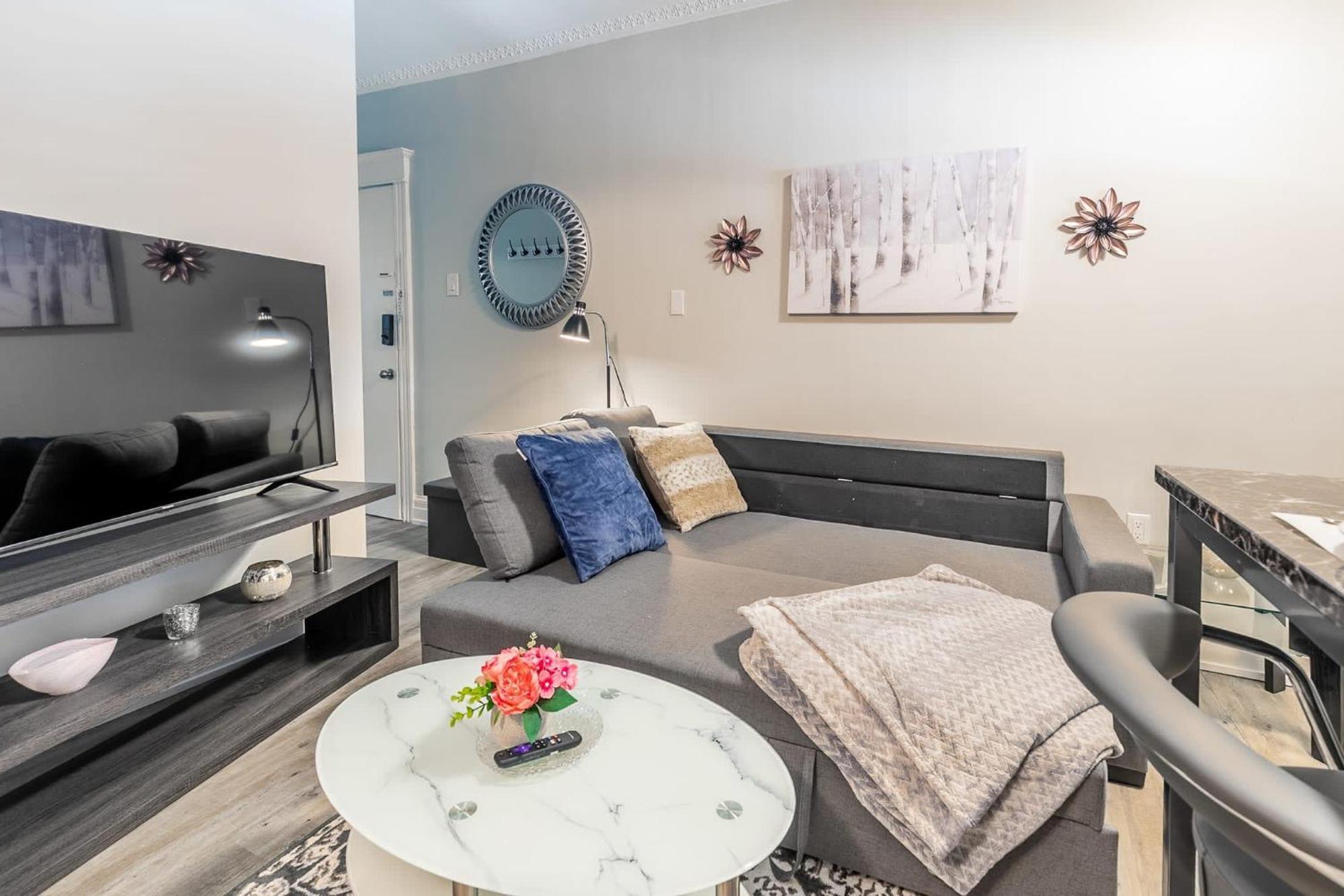 Apartment 2 Bedroom Near Downtown - King Bed Netflix *