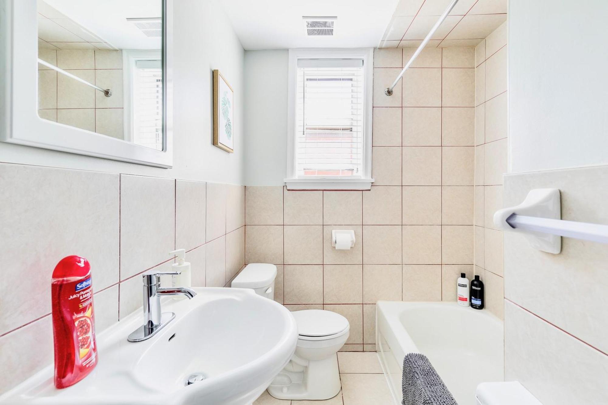 Modern 1br In Corktown Apartment Hamilton