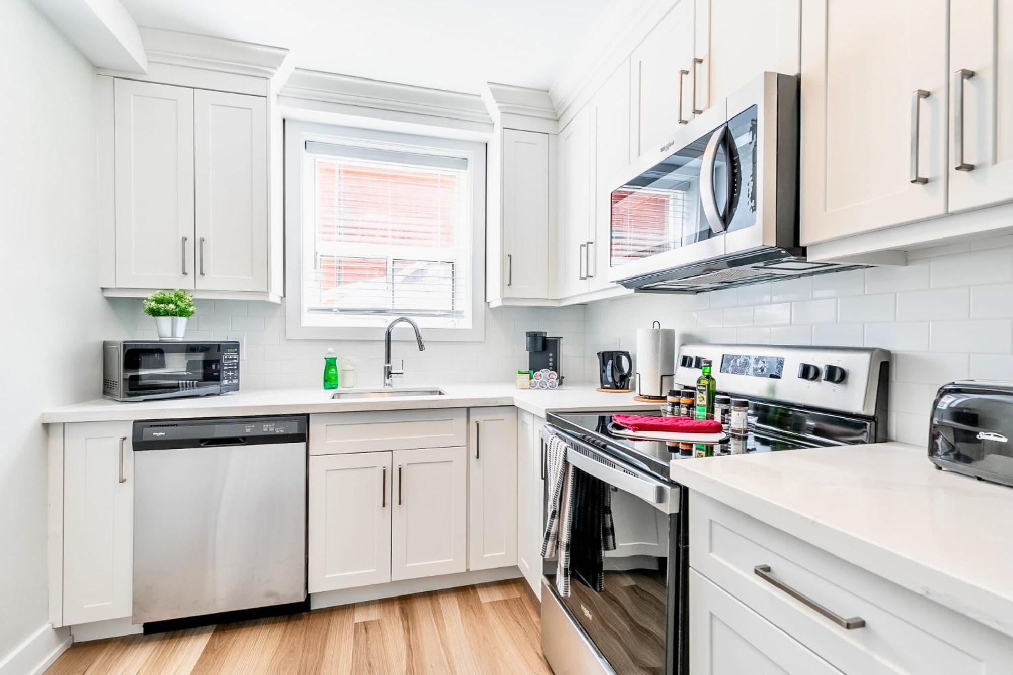 Modern In Corktown Apartment *