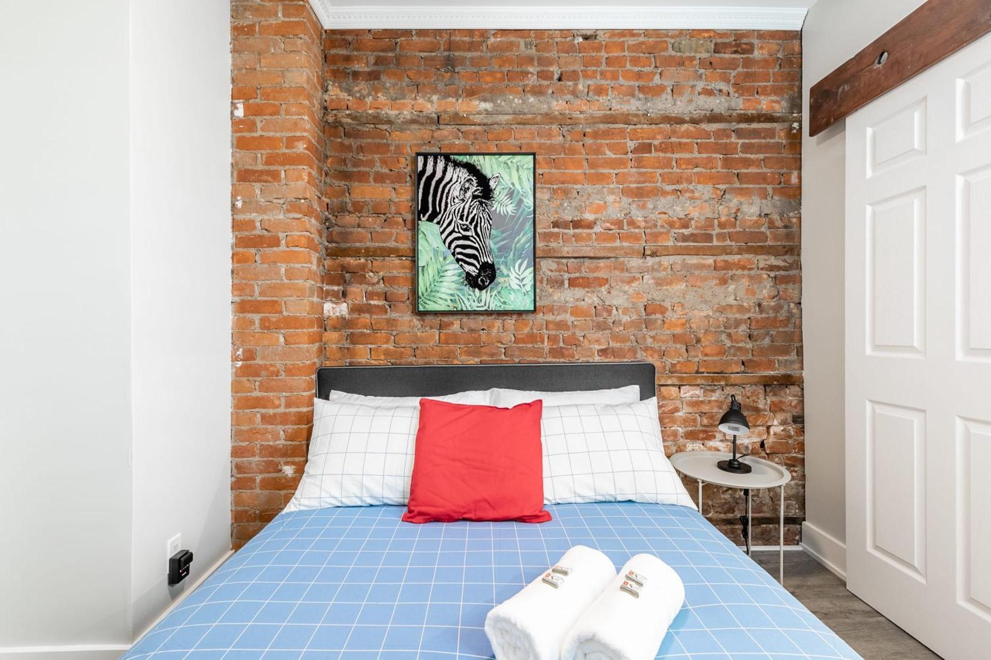 2br Unit - Sleeps 6 - James St * Hamilton