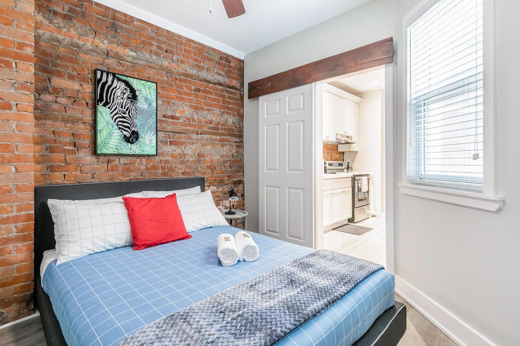 2br Unit - Sleeps 6 - James St Apartment