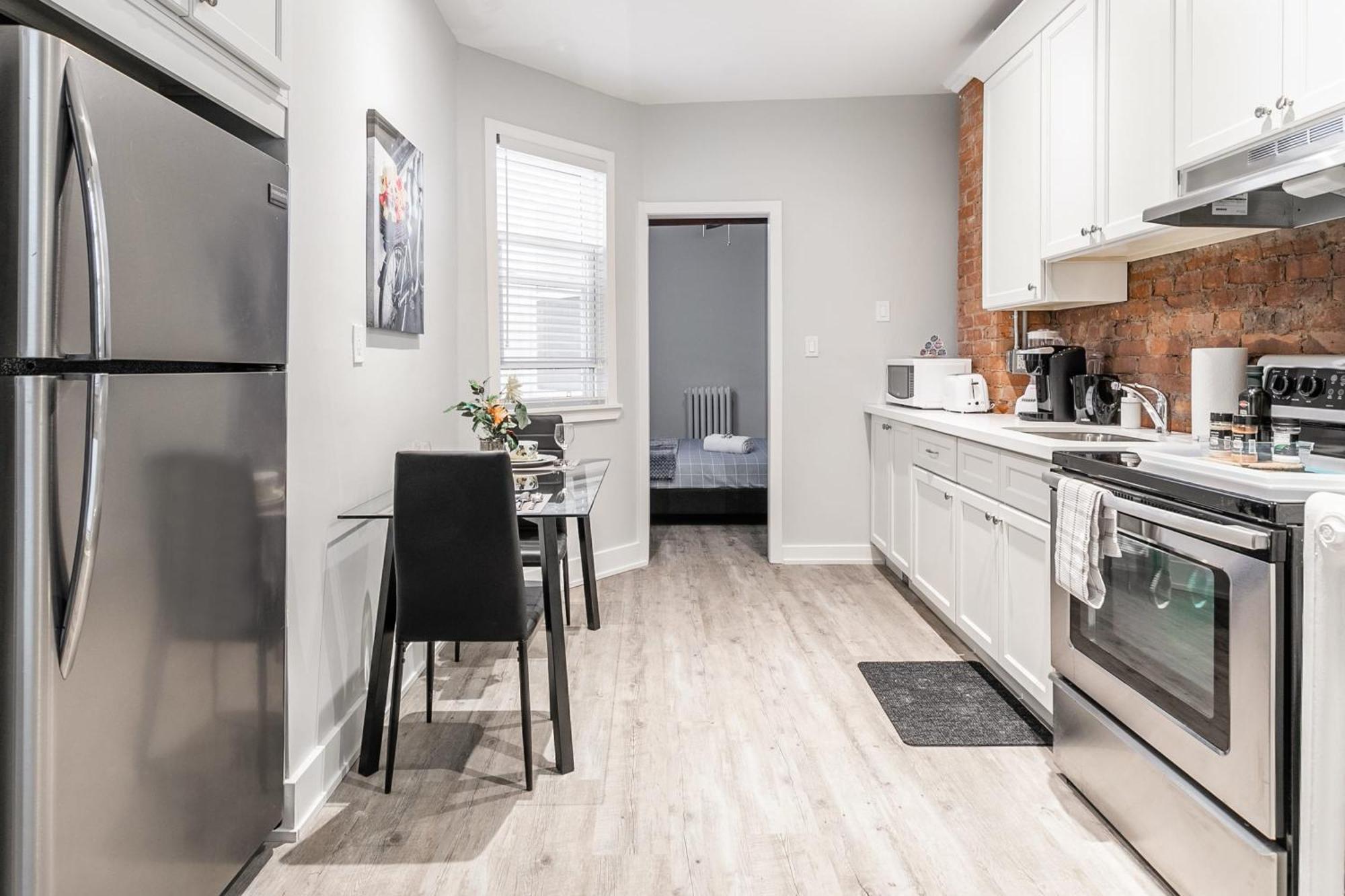 2br Unit - Sleeps 6 - James St Apartment