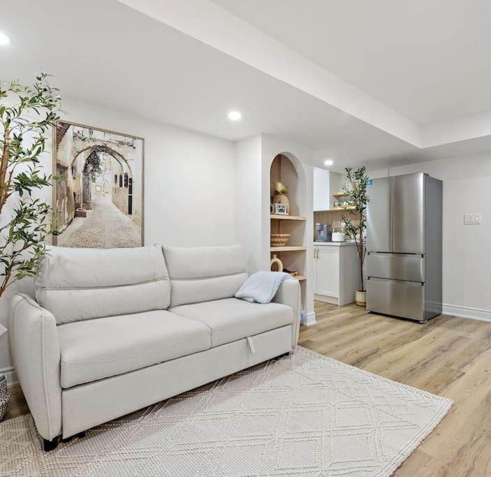 Fully Yours, Brand New Basement, Private Entrance Hamilton