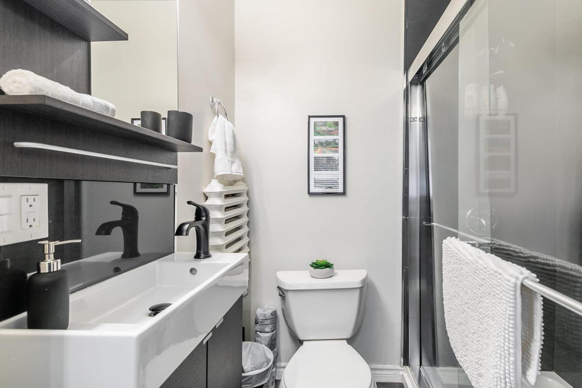 Modern With Kitchen On St Apartment Hamilton