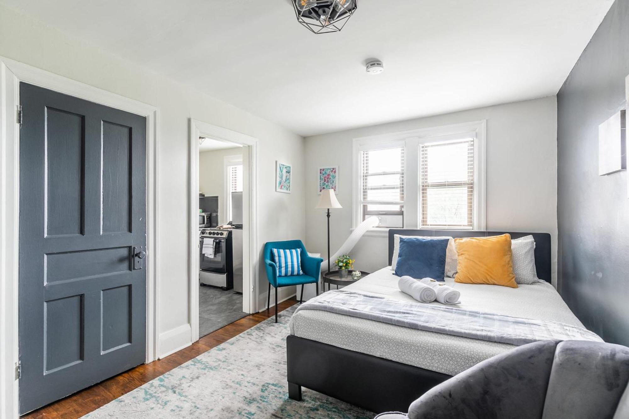 Modern With Kitchen On St Apartment Hamilton