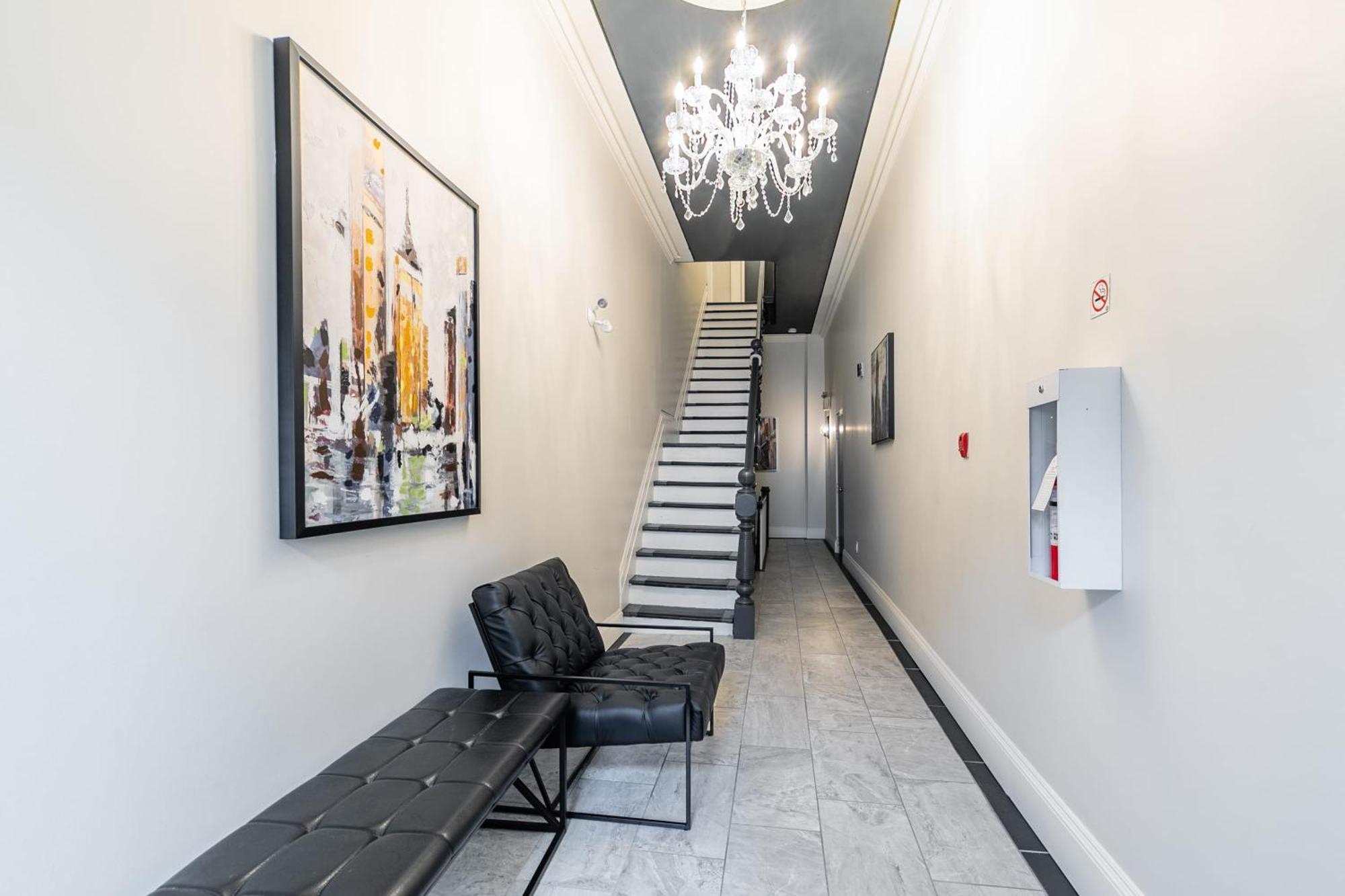 Apartment Modern On St South