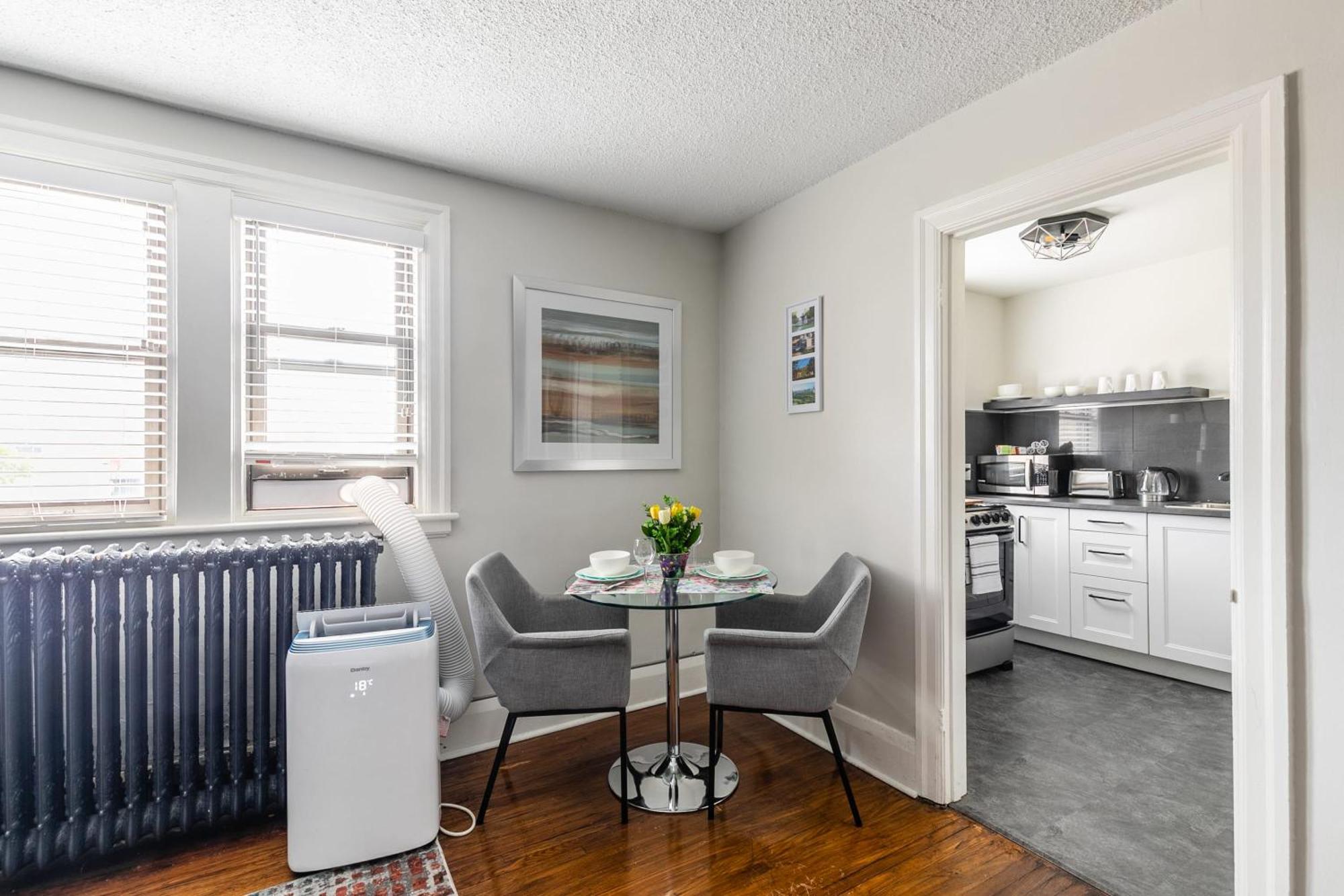 Modern On St South Apartment