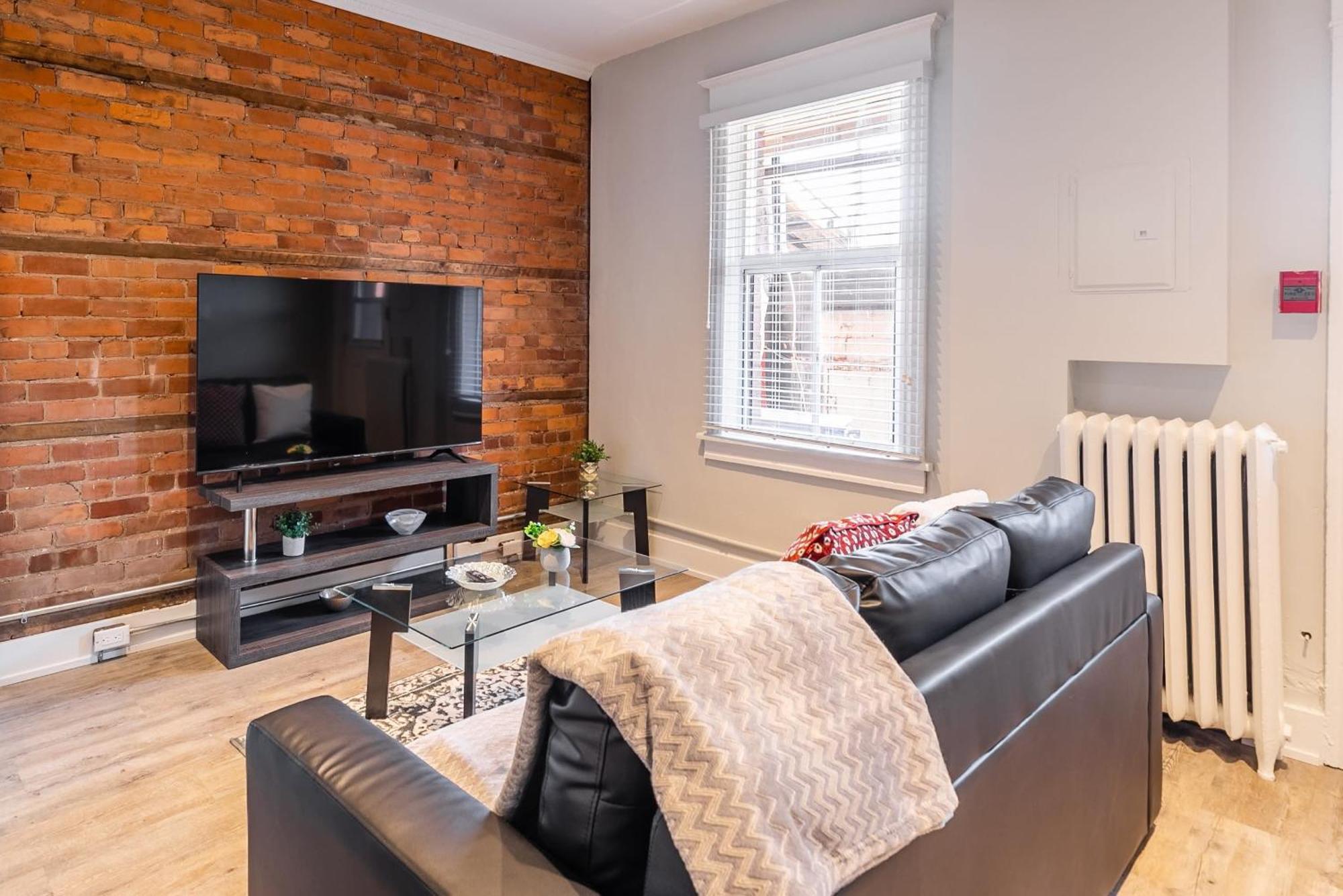 1br - Queen Bed In Hamilton's Neighborhood