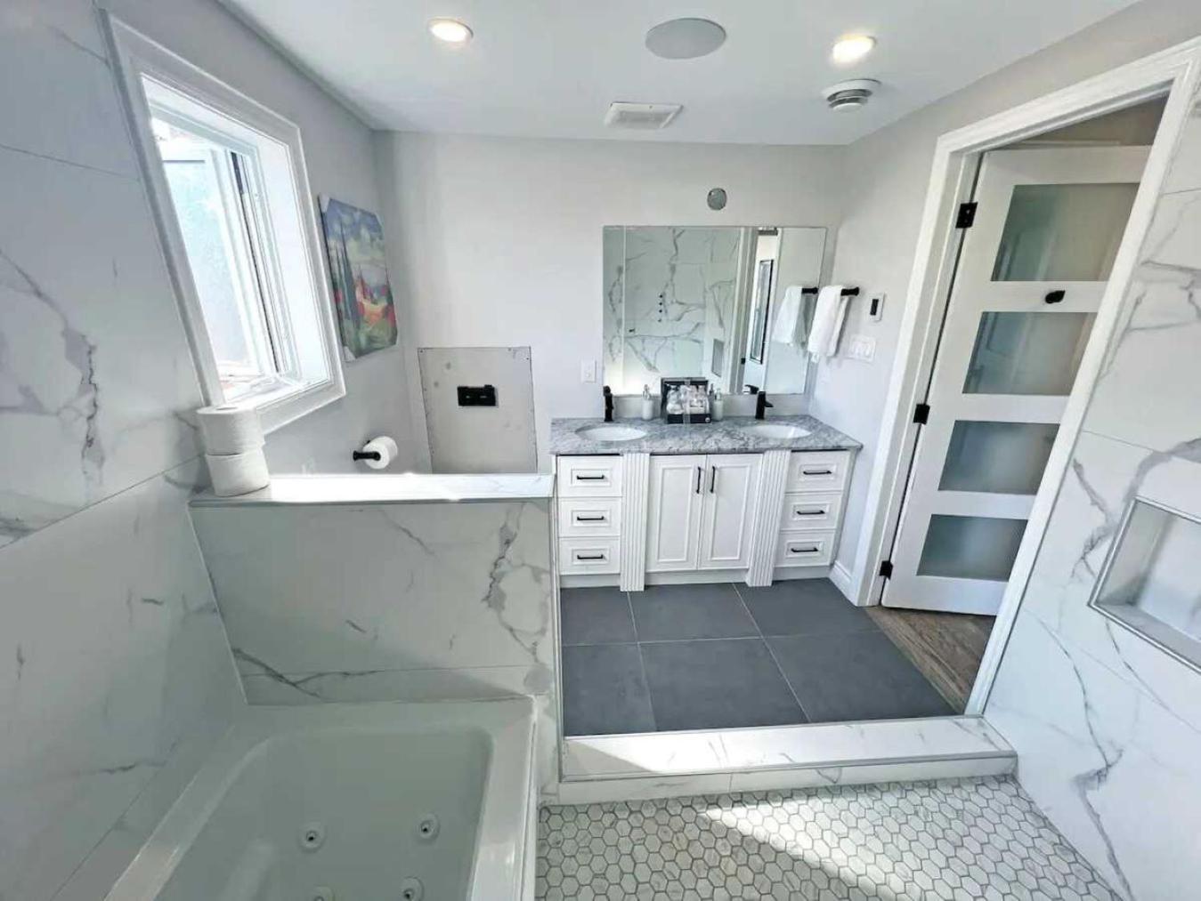 Luxe Near Limeridge - Sleeps 11 - Pool Apartamento Hamilton