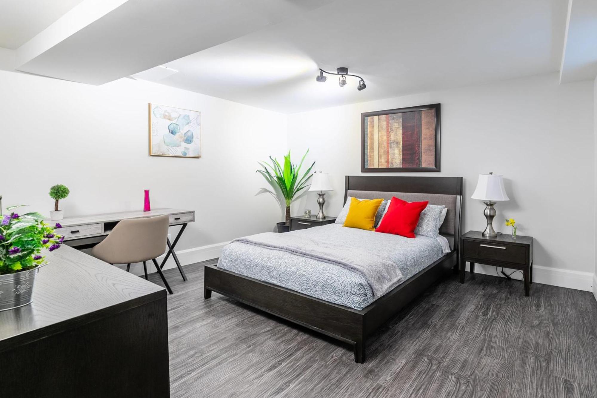 2br - Steps To Downtown Hamilton