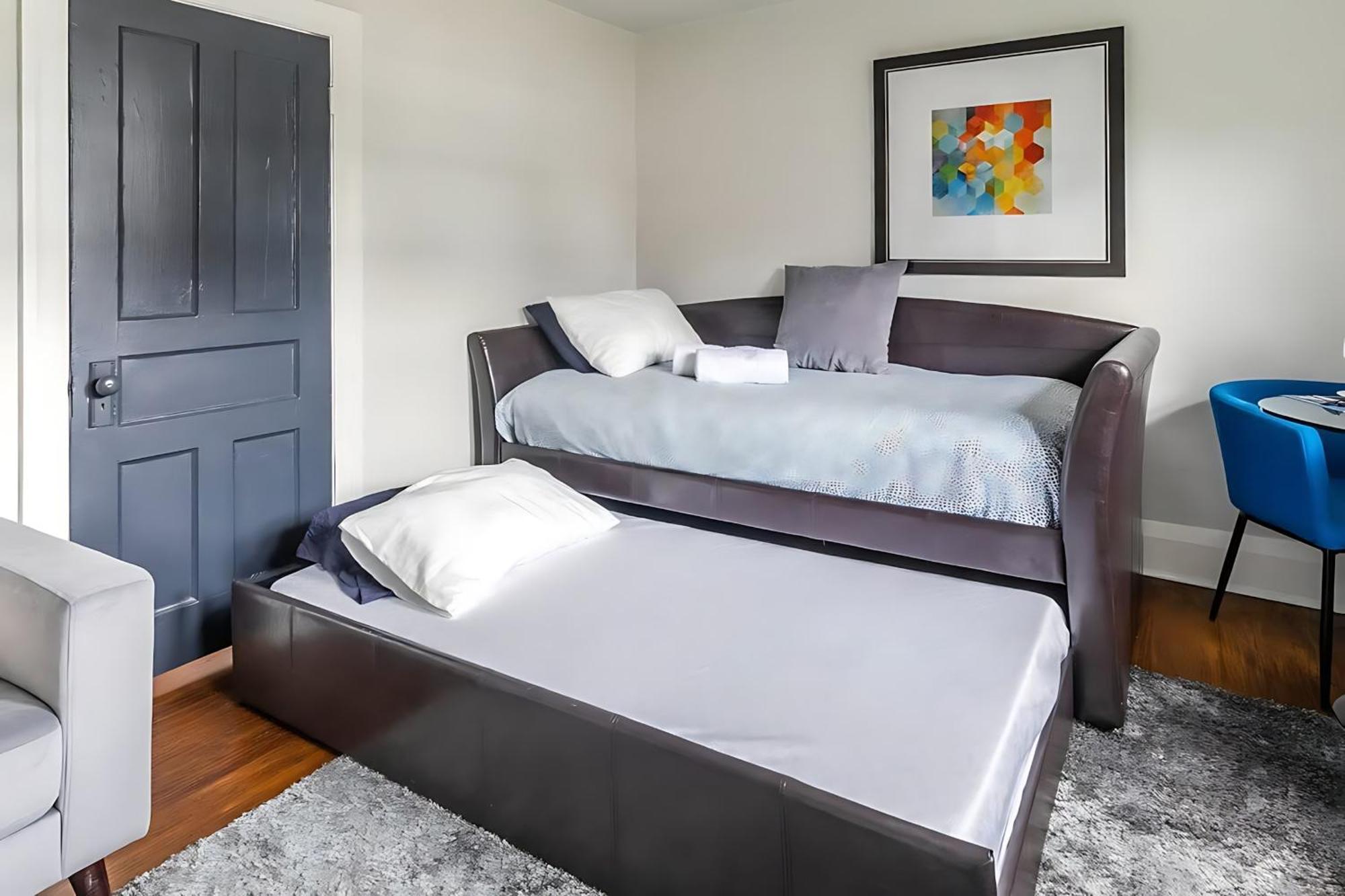Modern 1br - South