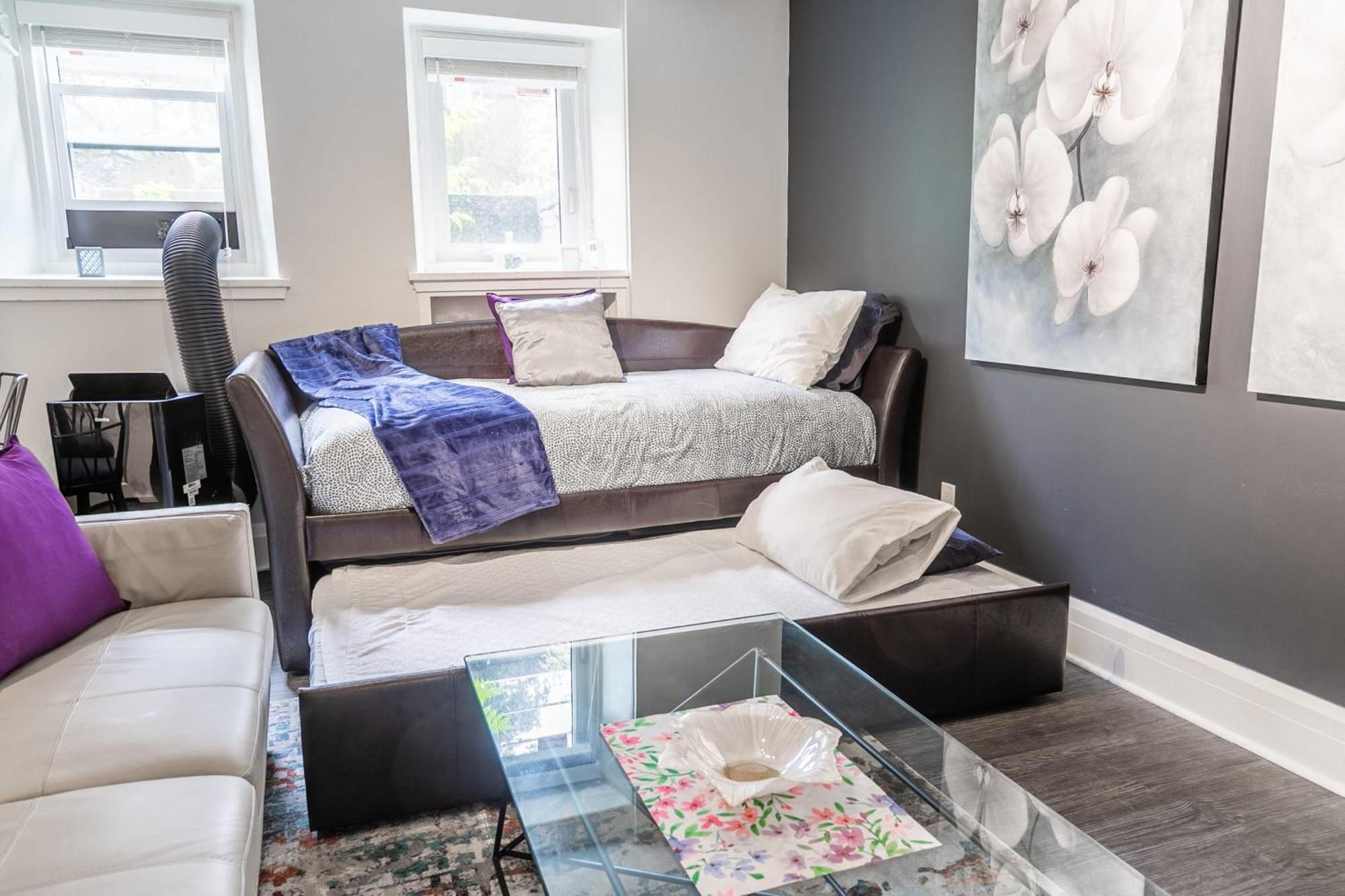 2br - Steps To Downtown *