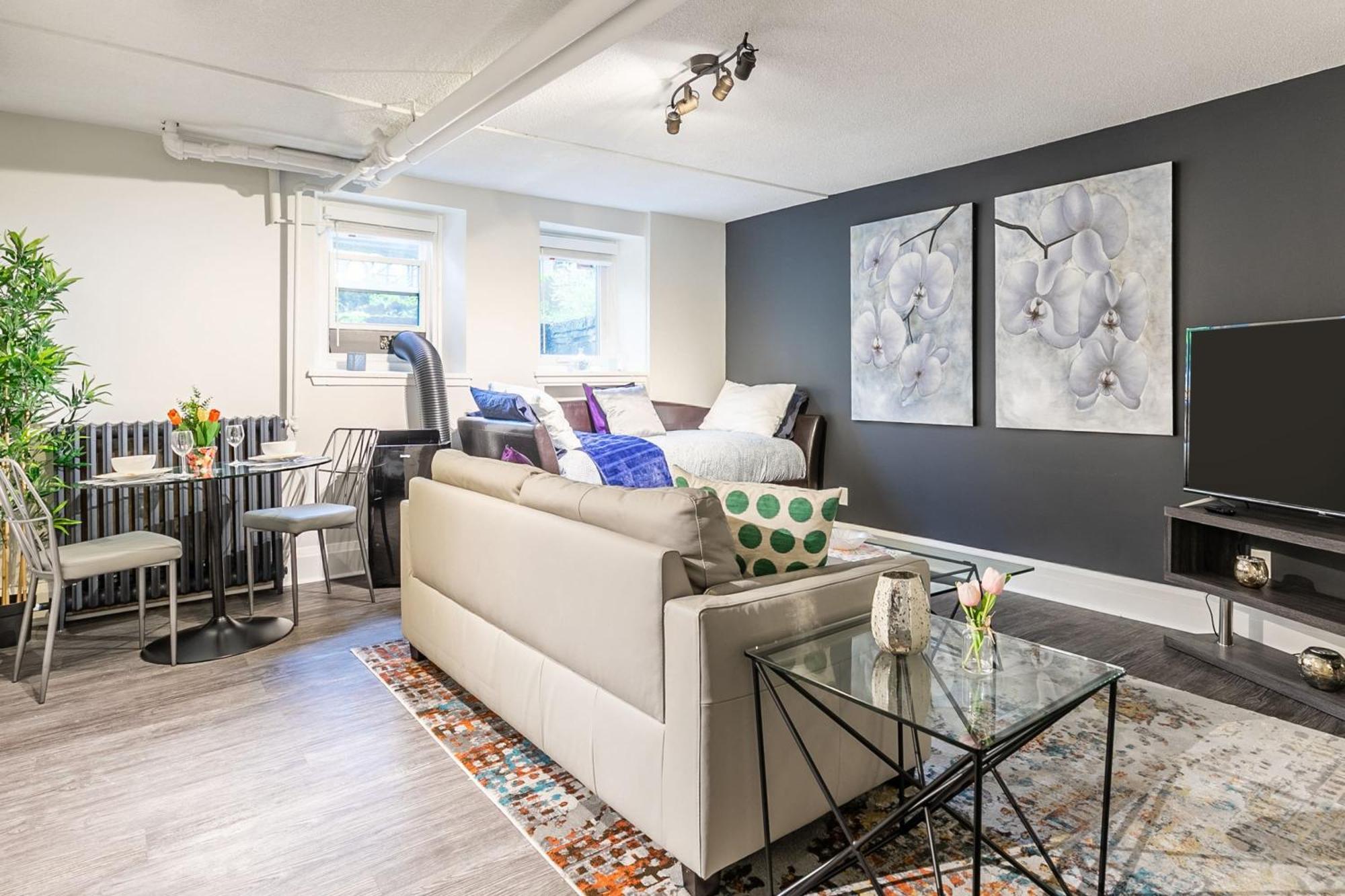 2br - Steps To Downtown * Hamilton