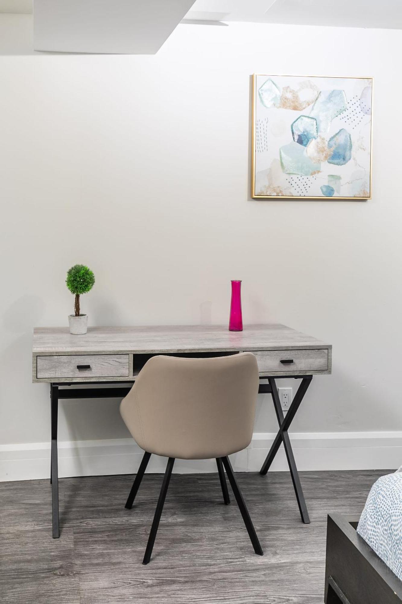 2br - Steps To Downtown Hamilton