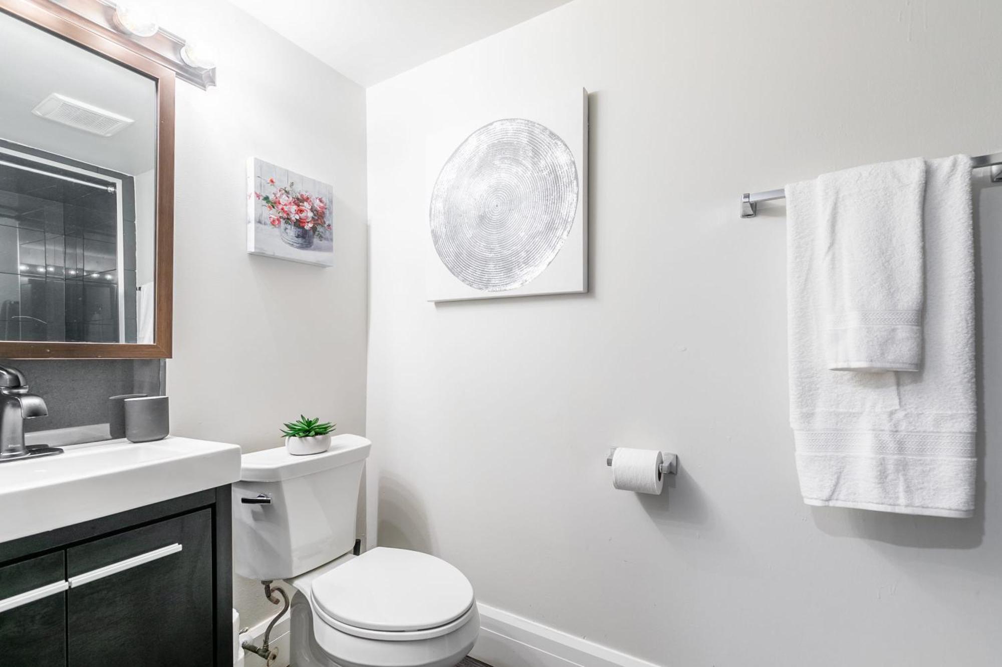 2br - Steps To Downtown * Hamilton