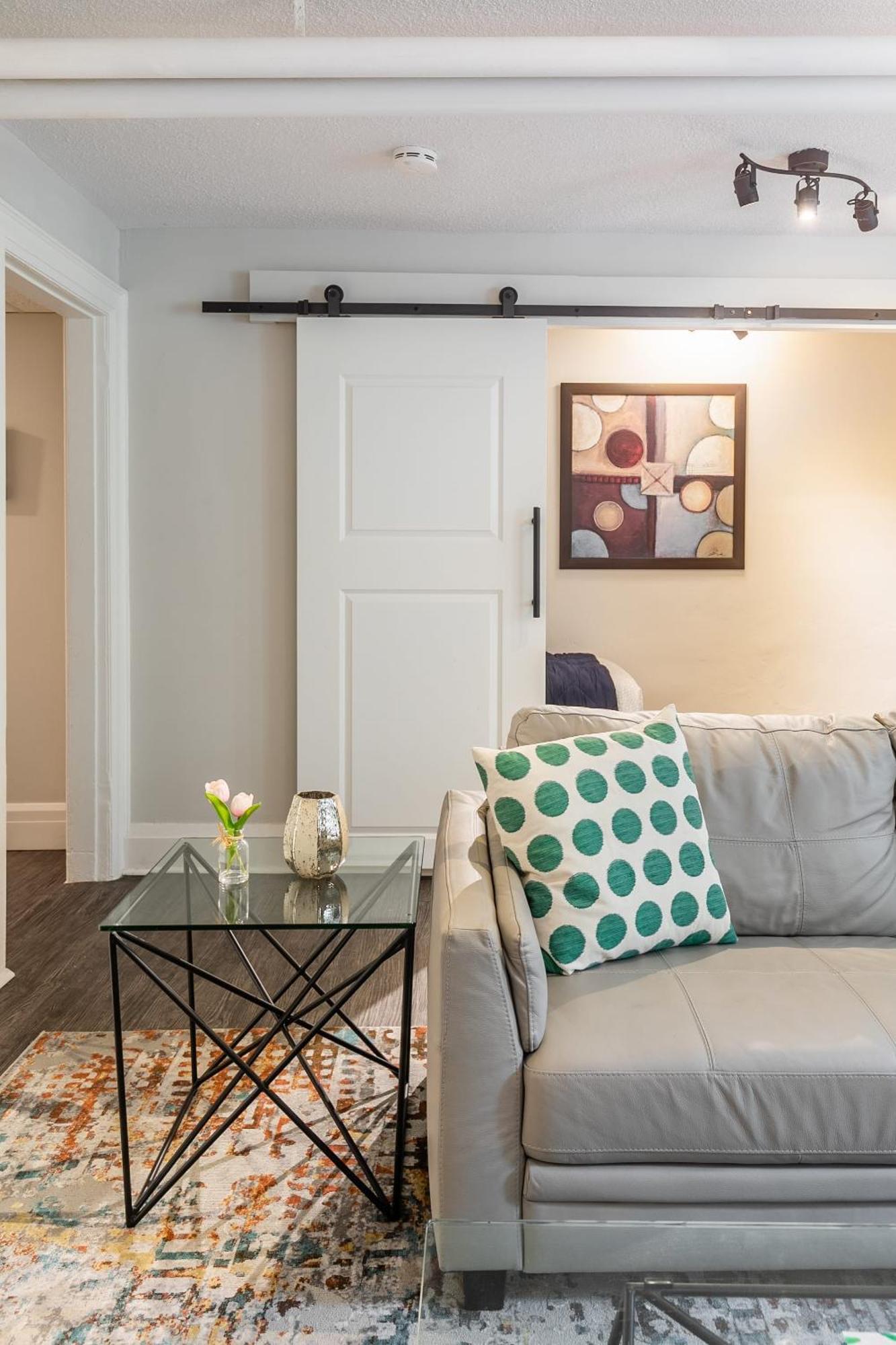 2br - Steps To Downtown Apartment Hamilton