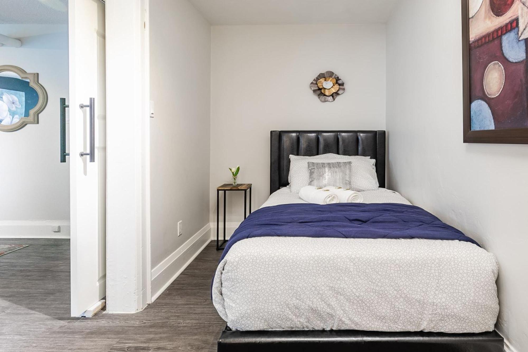 2br - Steps To Downtown Apartment *