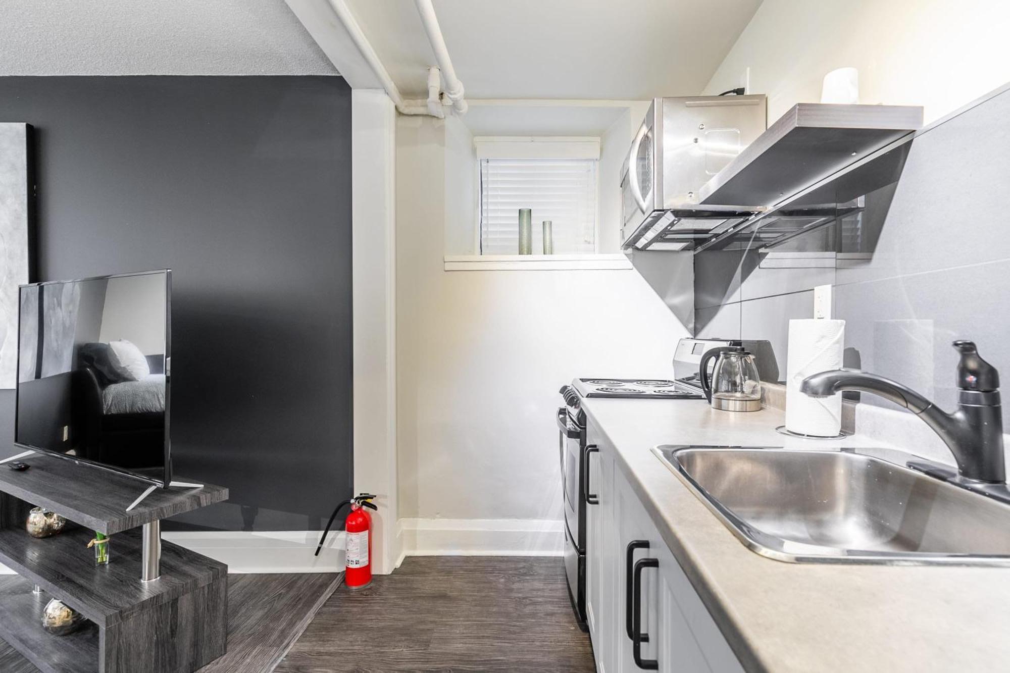 2br - Steps To Downtown * Hamilton