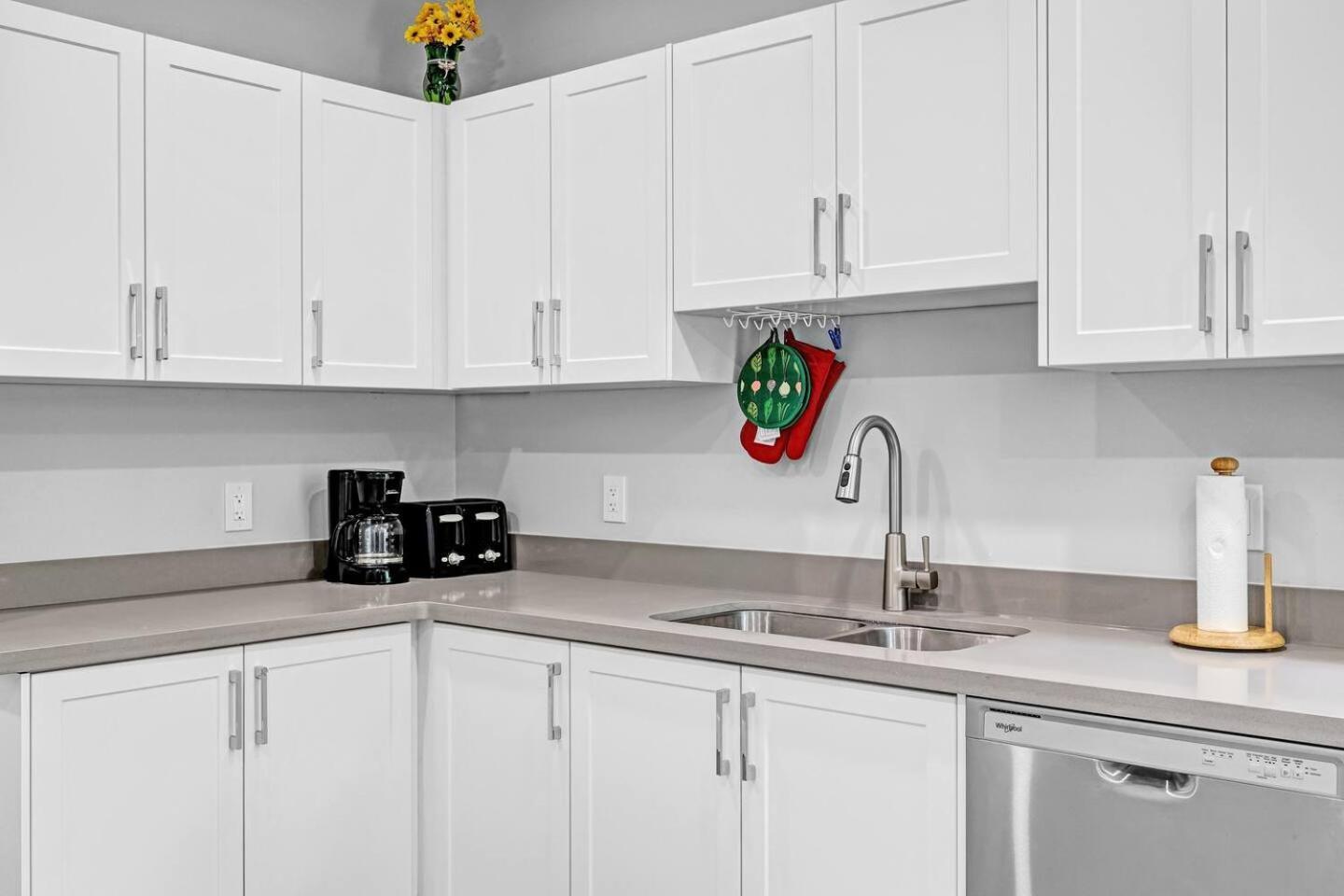 Bright And Renovated 3br Gem Near Downtown Hamilton