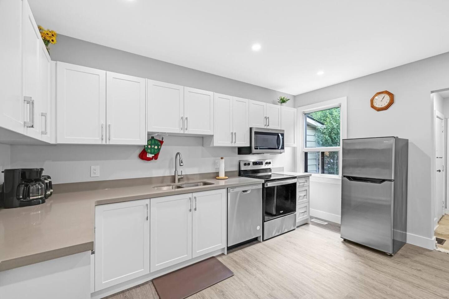 Bright And Renovated 3br Gem Near Downtown