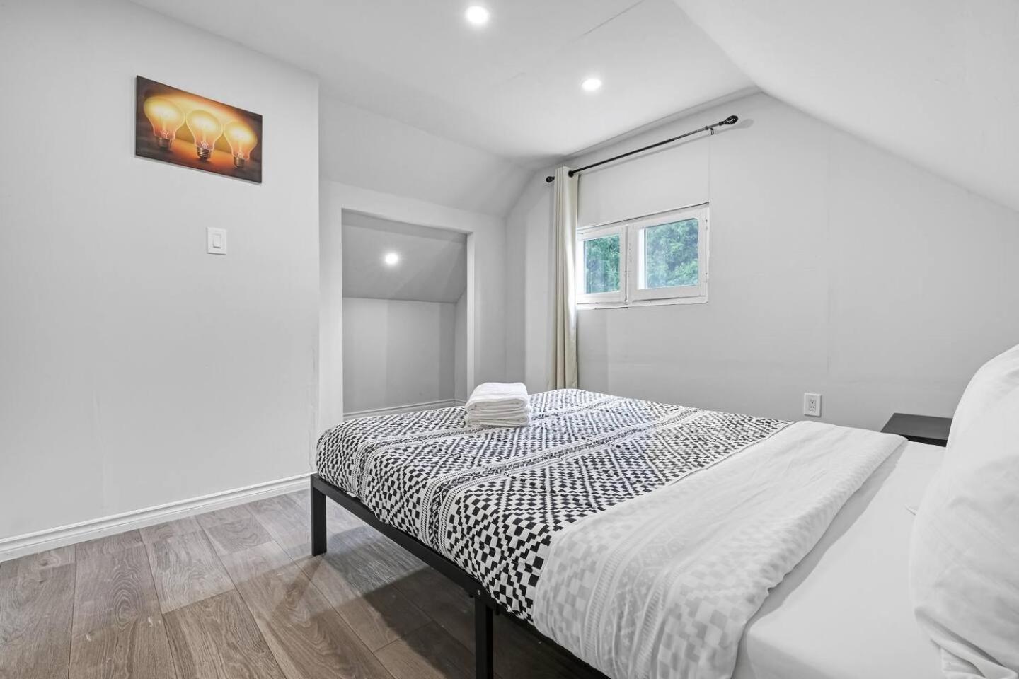 Bright And Renovated 3br Gem Near Downtown Hamilton