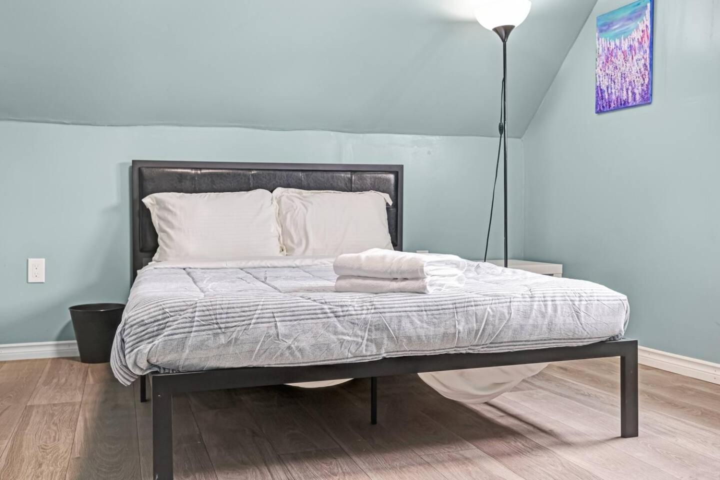 Casa de férias Bright And Renovated 3br Gem Near Downtown *