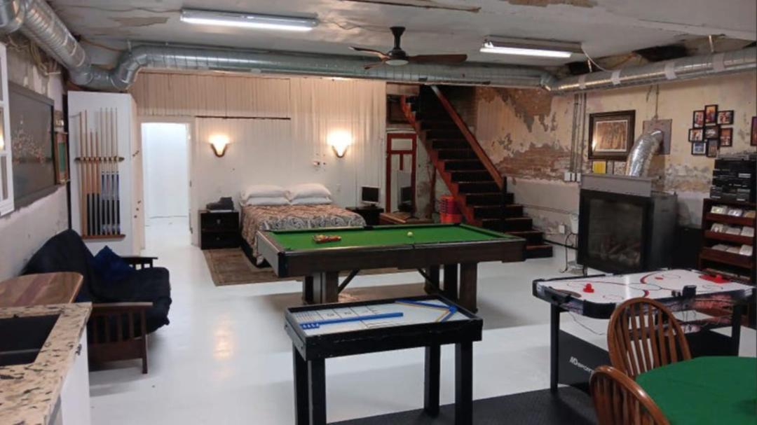 Apartment Renovated Church Hamilton! Guest
