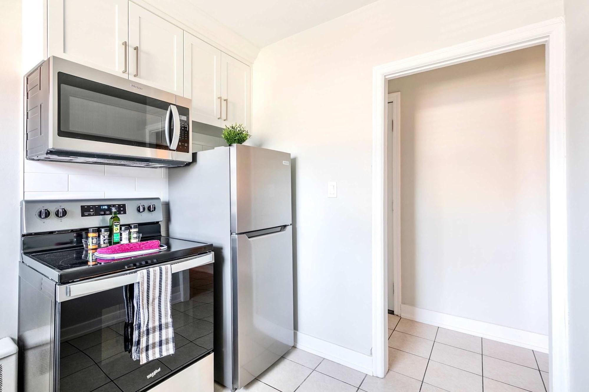 Modern In Corktown Sleeps 4 Hamilton