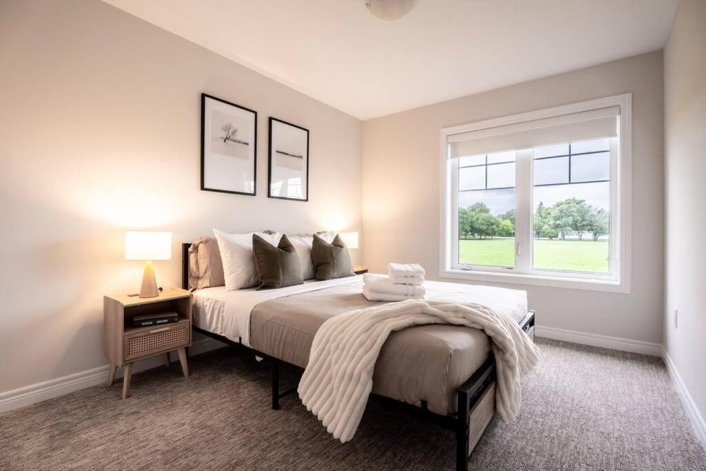 Holiday home Spotless 5 Bed And 4 Bath With Wi-fi And 1hr To Niagara Hamilton