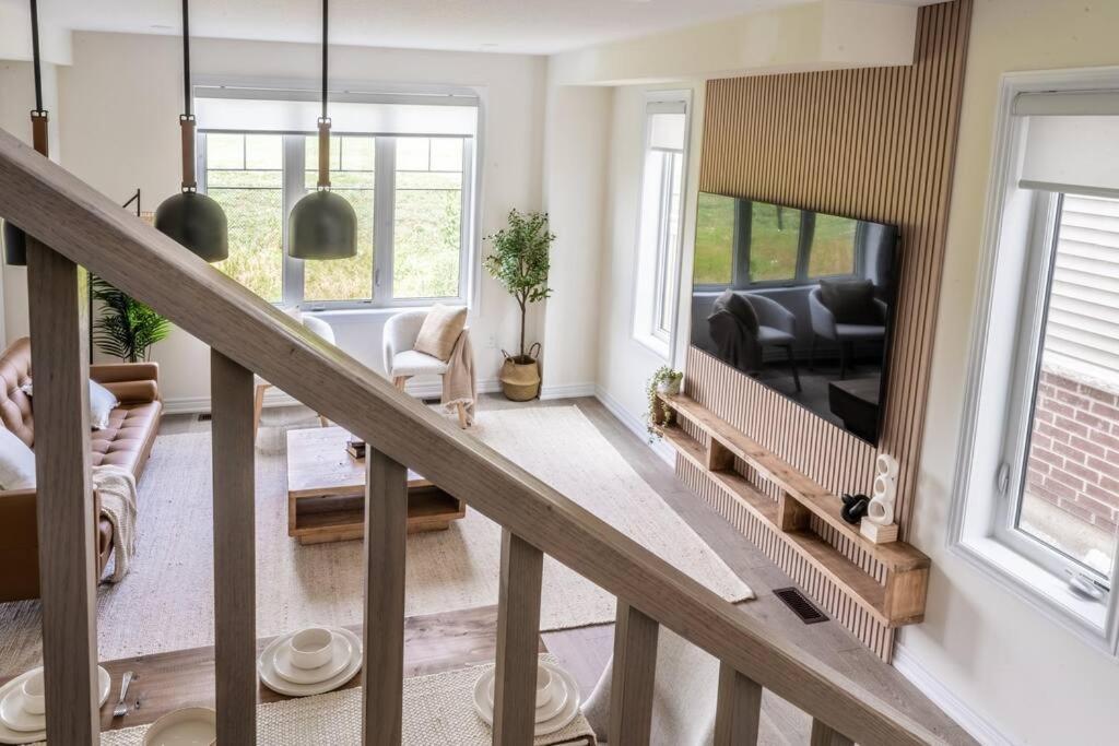 Spotless 5 Bed And 4 Bath With Wi-fi And 1hr To Niagara Holiday home Hamilton