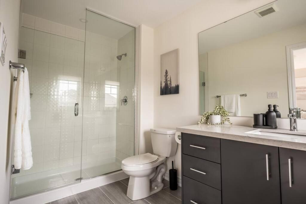 Spotless 5 Bed And 4 Bath With Wi-fi And 1hr To Niagara Holiday home Hamilton