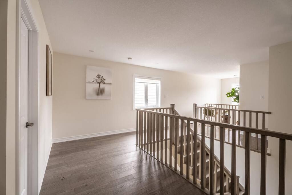 Holiday home Spotless 5 Bed And 4 Bath With Wi-fi And 1hr To Niagara Hamilton