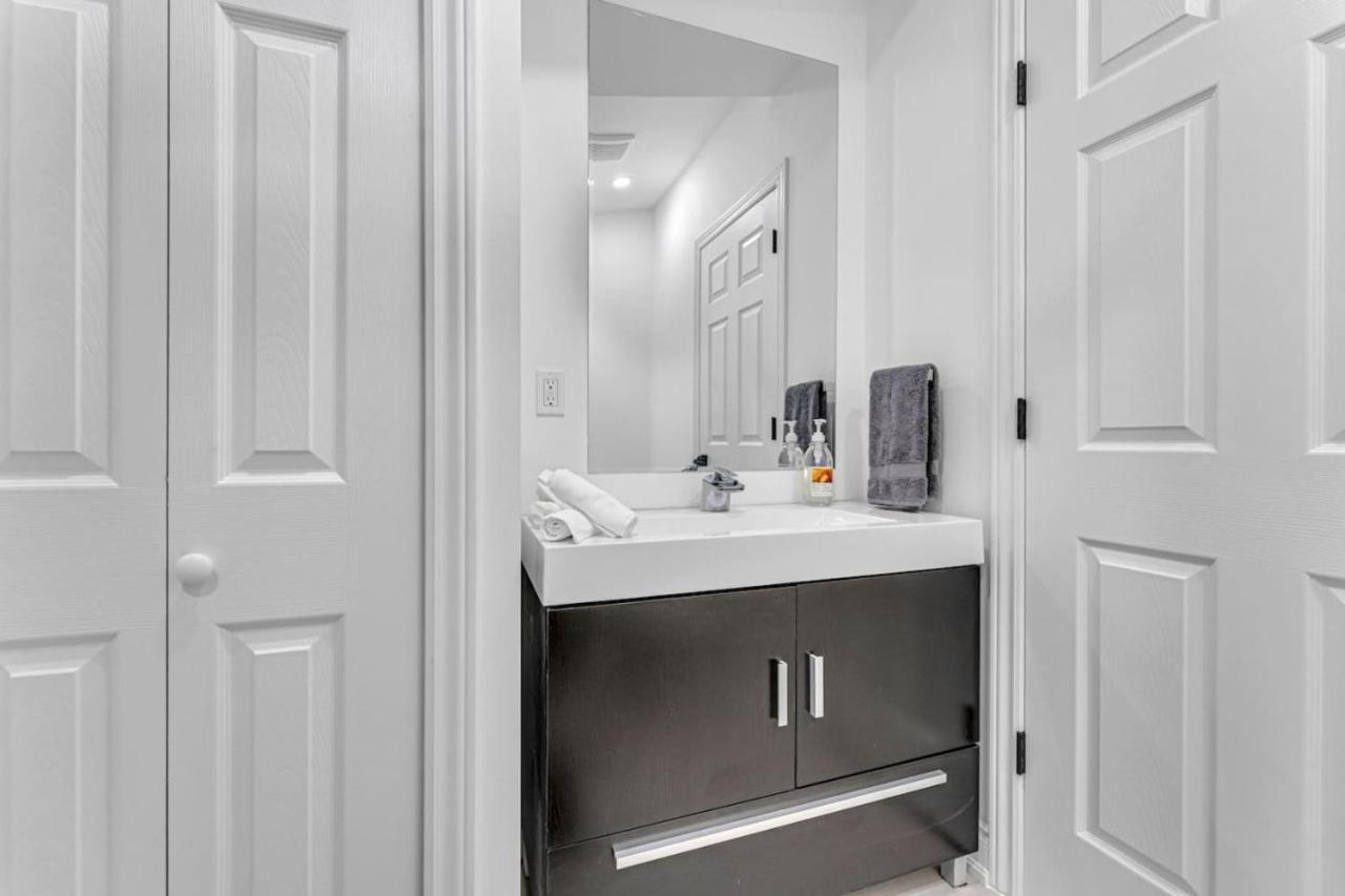 Elegant 3br Near Hospitals Tims Field Qew Holiday home
