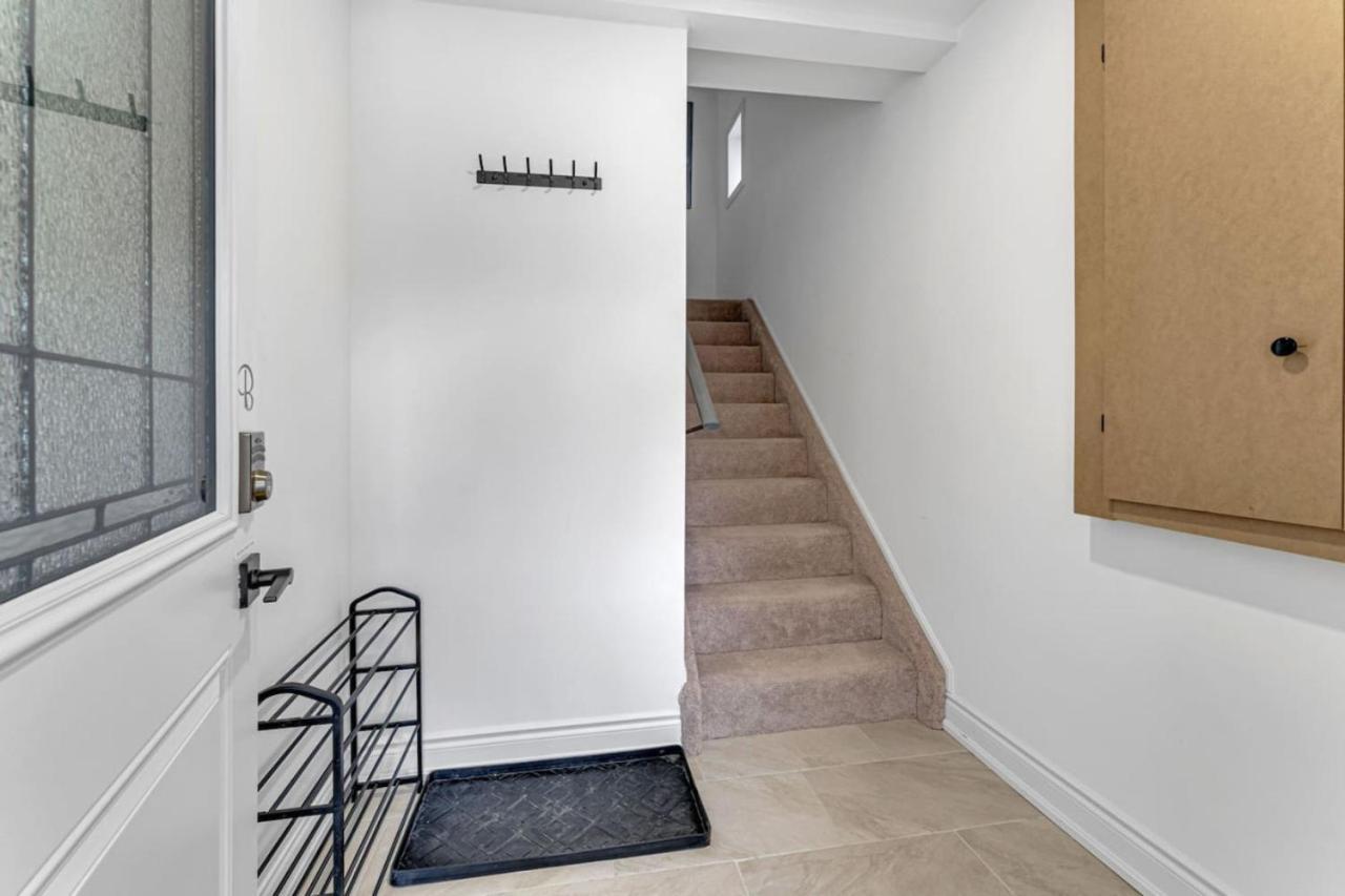 Elegant 3br Near Hospitals Tims Field Qew Holiday home