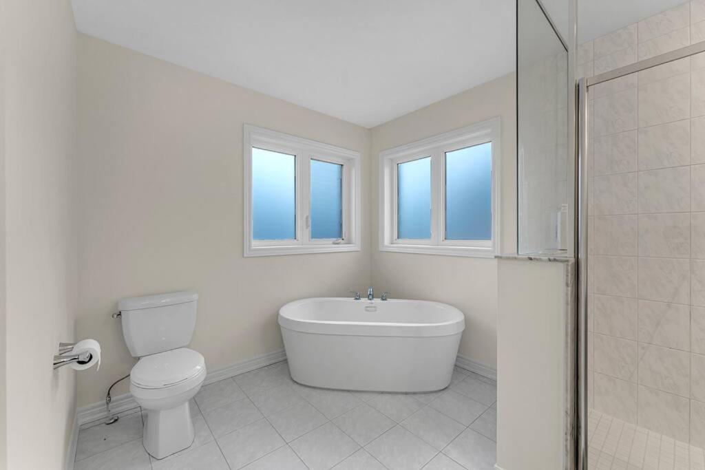 Luxurious 4 Bedroom In Hamilton, Sleeps 10 * Hamilton
